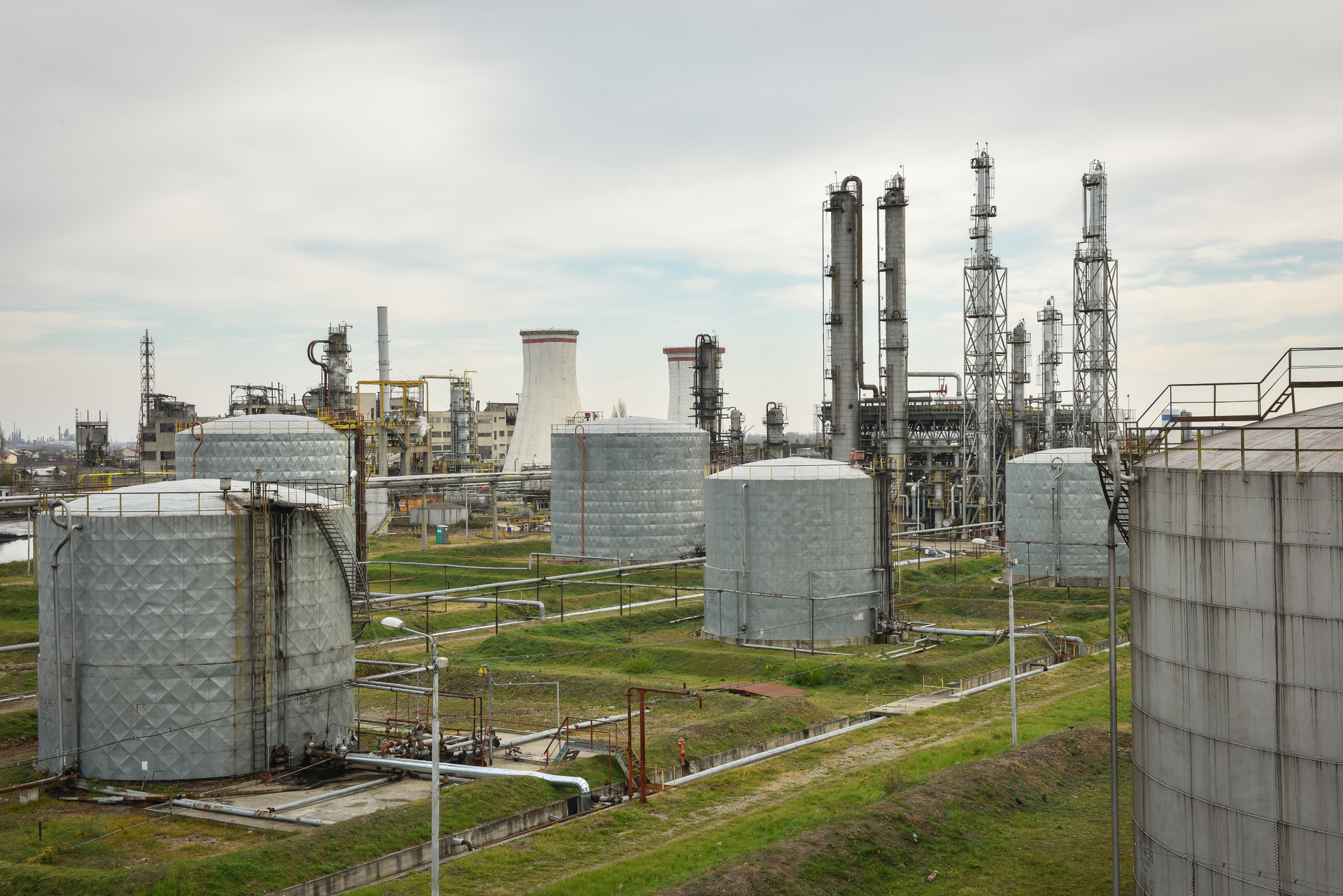 Rompetrol Rafinare SA&mdash;jointly owned by KazMunaiGas subsidiary KMG International Group and Romania&rsquo;s Ministry of Economy, Energy & Business Environment&mdash;has started nearly 7 weeks of planned maintenance at its Petromidia refinery in Navodari, Romania.