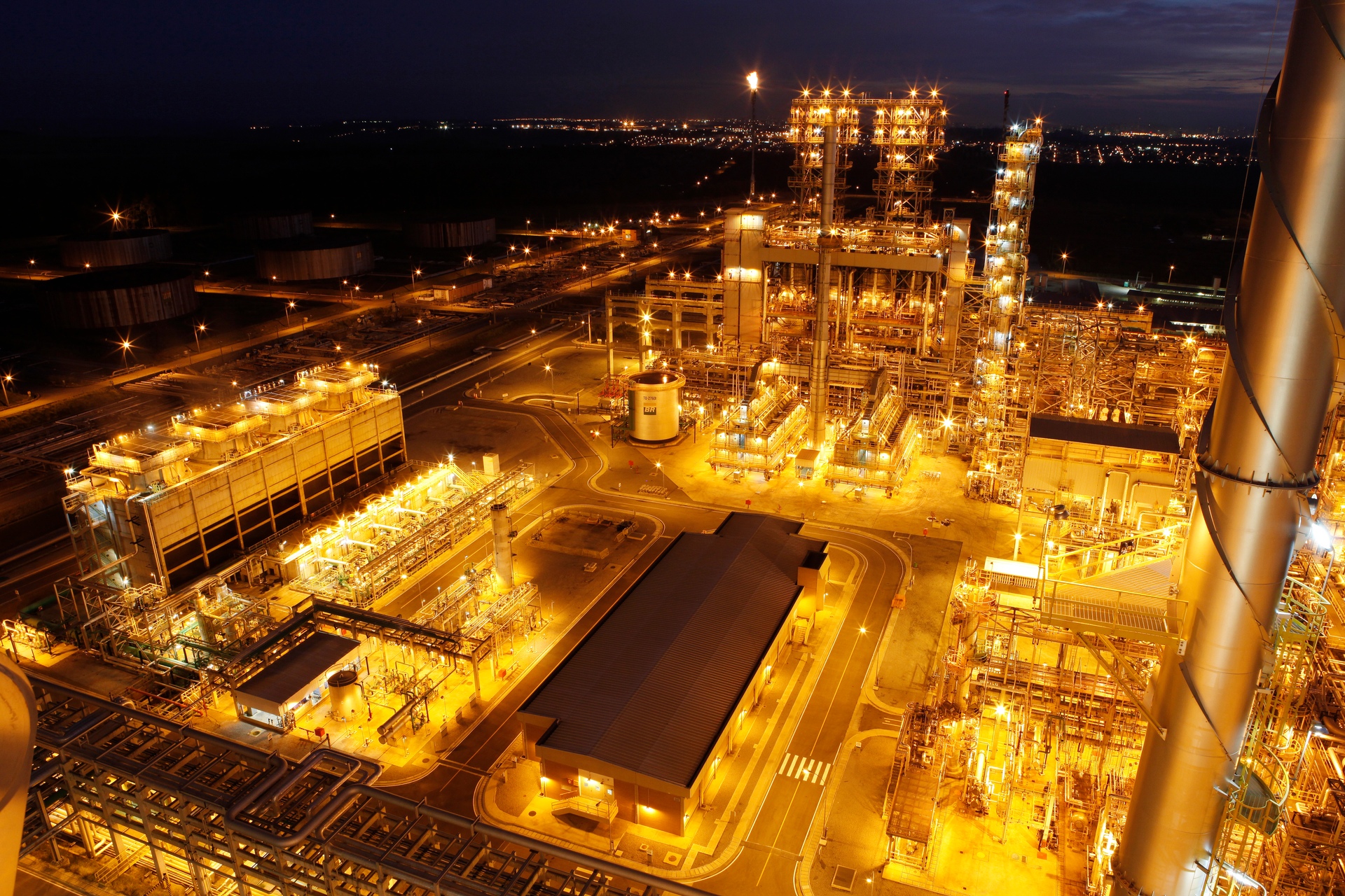 Petrobras implemented a digital transformation program in 2018 at its 252,000-b/d REVAP refinery in S&atilde;o Jos&eacute; dos Campos, S&atilde;o Paulo, Brazil, to capture and maximize use of existing operational data and build an efficient management system to ensure the refinery&rsquo;s long-term safety, reliability, and profitability.