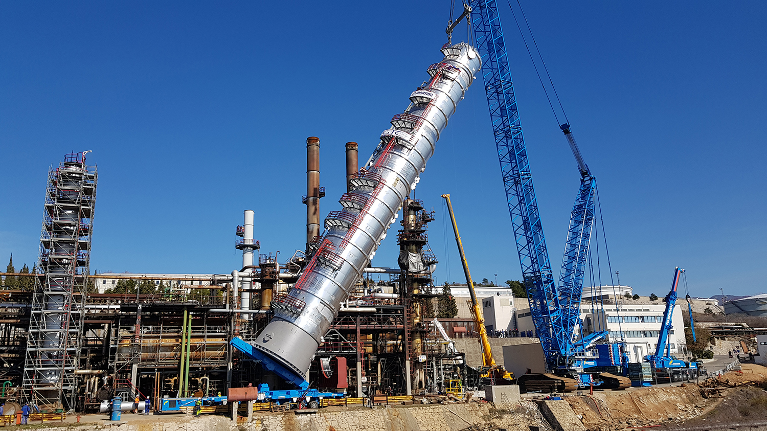 To streamline the installation of the column, Sulzer&rsquo;s specialized team decided to deliver the column in one piece, with all internals already pre-installed.