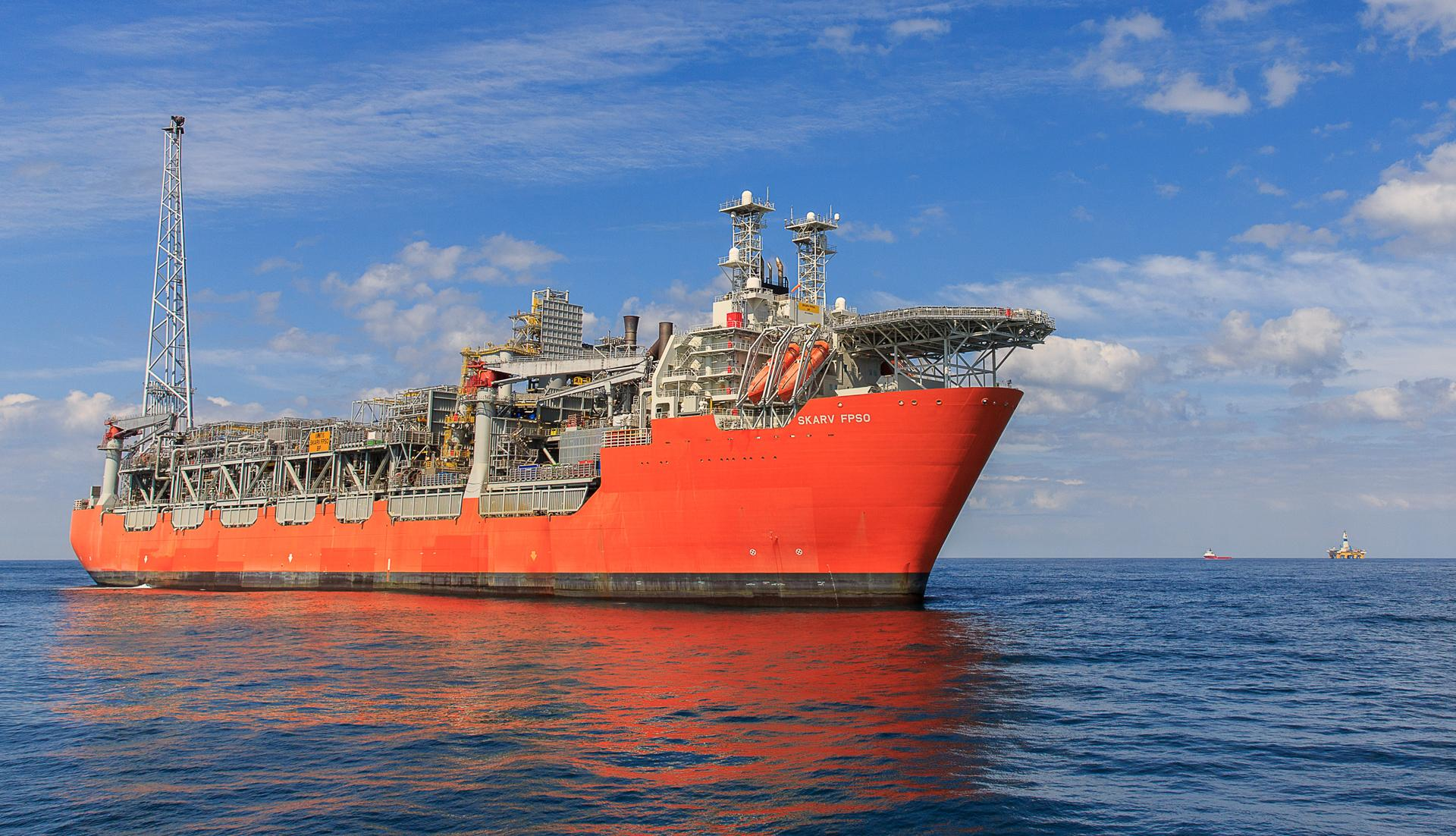 Anchored in 350-450 m of water about 210 km off Sandnessjoen, Norway, Skarv FPSO features a 15-leg mooring system equipped to produce 85,000 b/d of light, low-sulfur crude oil and 22 million cu m/day rich gas from 18 operating production and injection wells in Skarv and &AElig;rfugl fields drilled through five subsea templates in the Norwegian Sea.