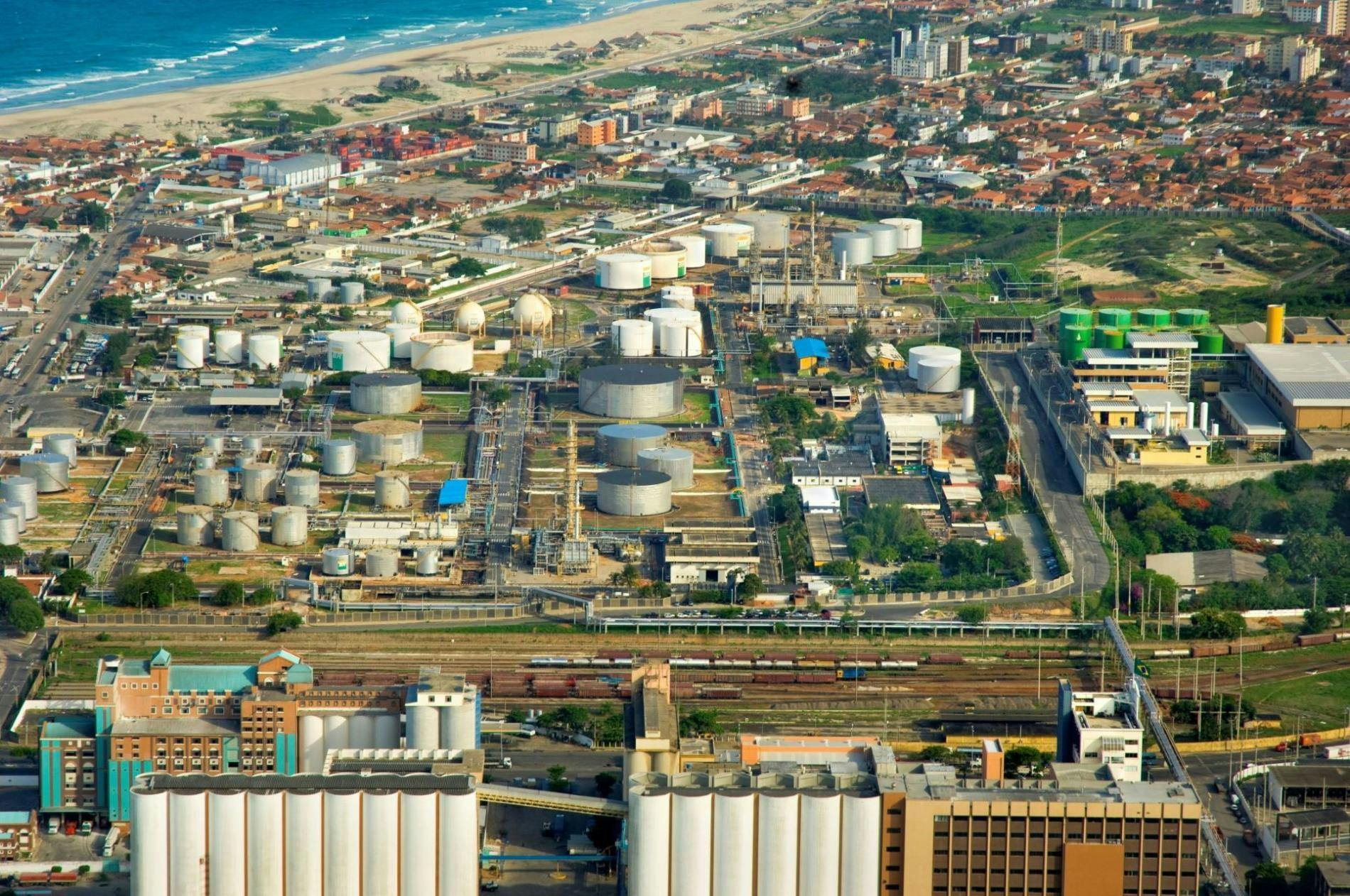 Petrobras is progressing with decarbonization plans at its 10,000-b/d Lubrificantes e Derivados de Petr&oacute;leo do Nordeste (LUBNOR) refinery in Fortaleza, Cear&aacute;, Brazil.