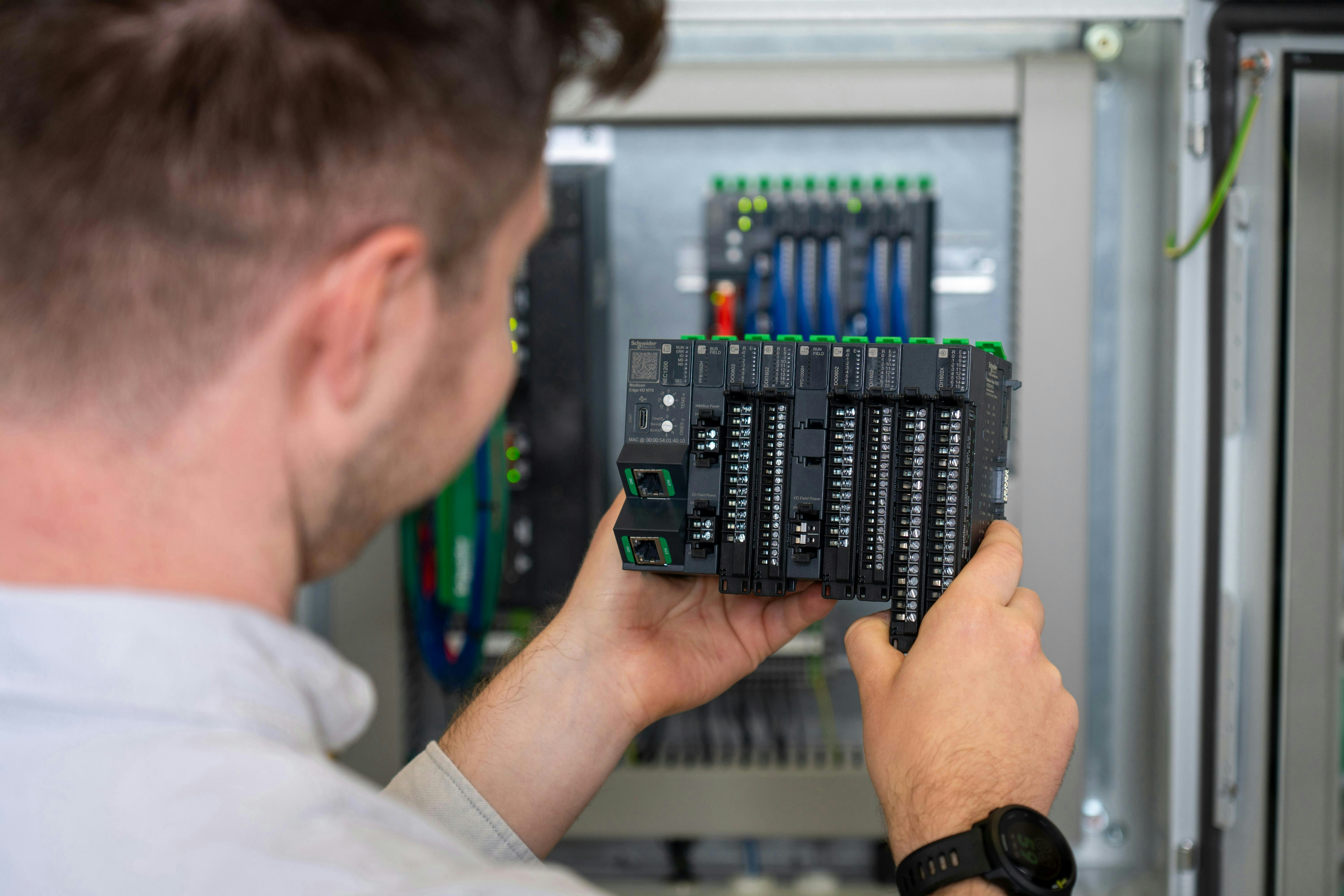 695ed4e369c9780aafe53a69 Schneider Ate 2 Hero