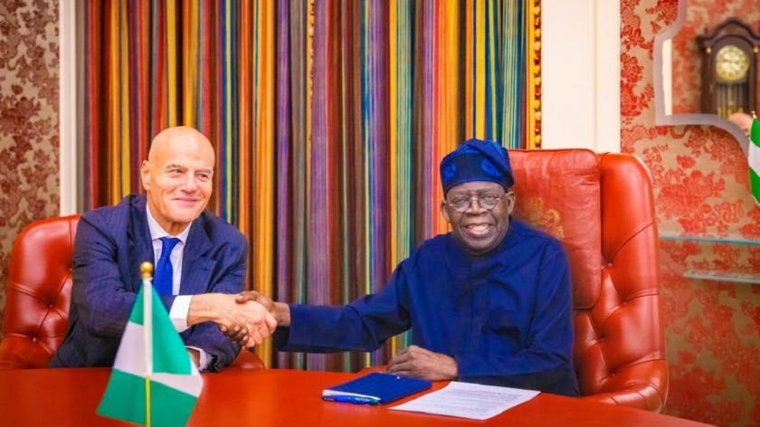 President of Nigeria shakes hands with Eni CEO