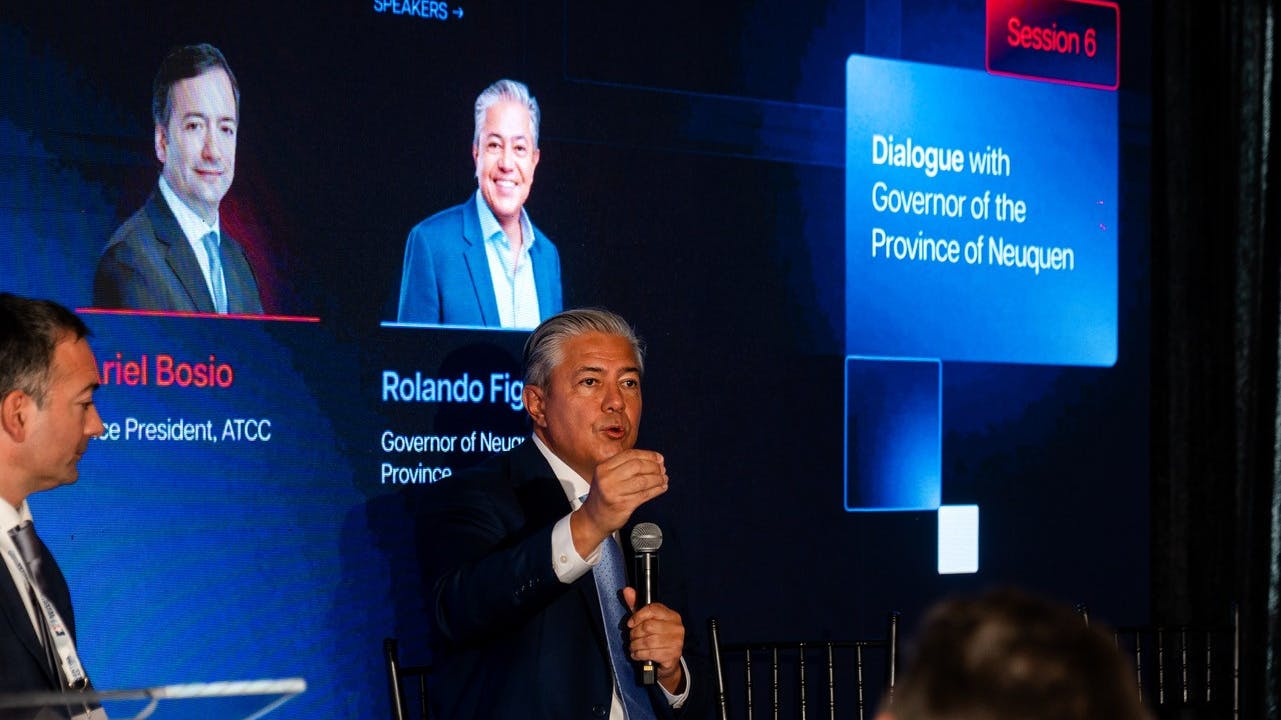 Neuqu&eacute;n Governor Rolando Figueroa speaking to an audience
