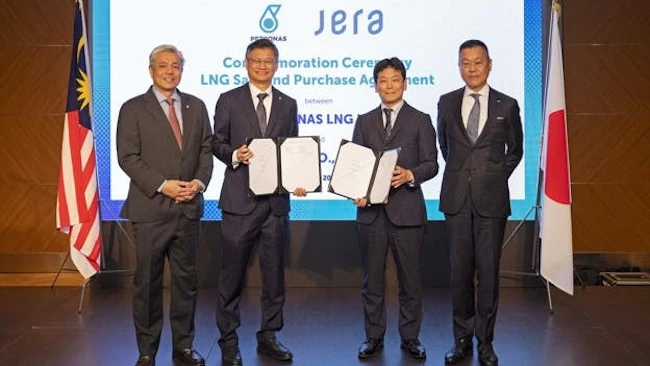 Petronas and JERA executives standing in a row
