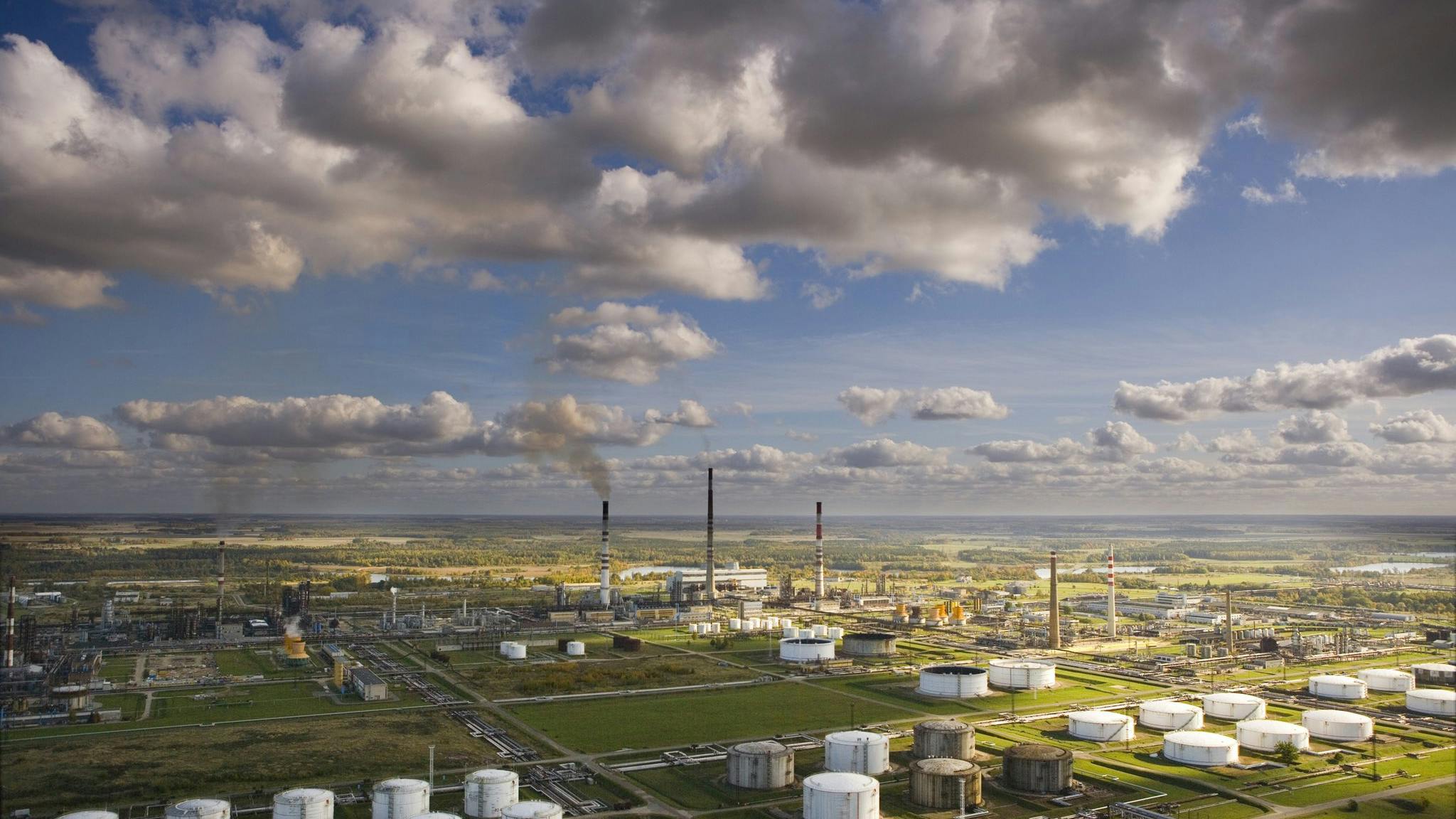 Orlen SA subsidiary Orlen Lietuva AB has brought a 42.2-Mw solar farm online to supply renewable electricity to help power operations at its 10.4-million tonne/year refinery in Ma&zcaron;eikiai, Lithuania.
