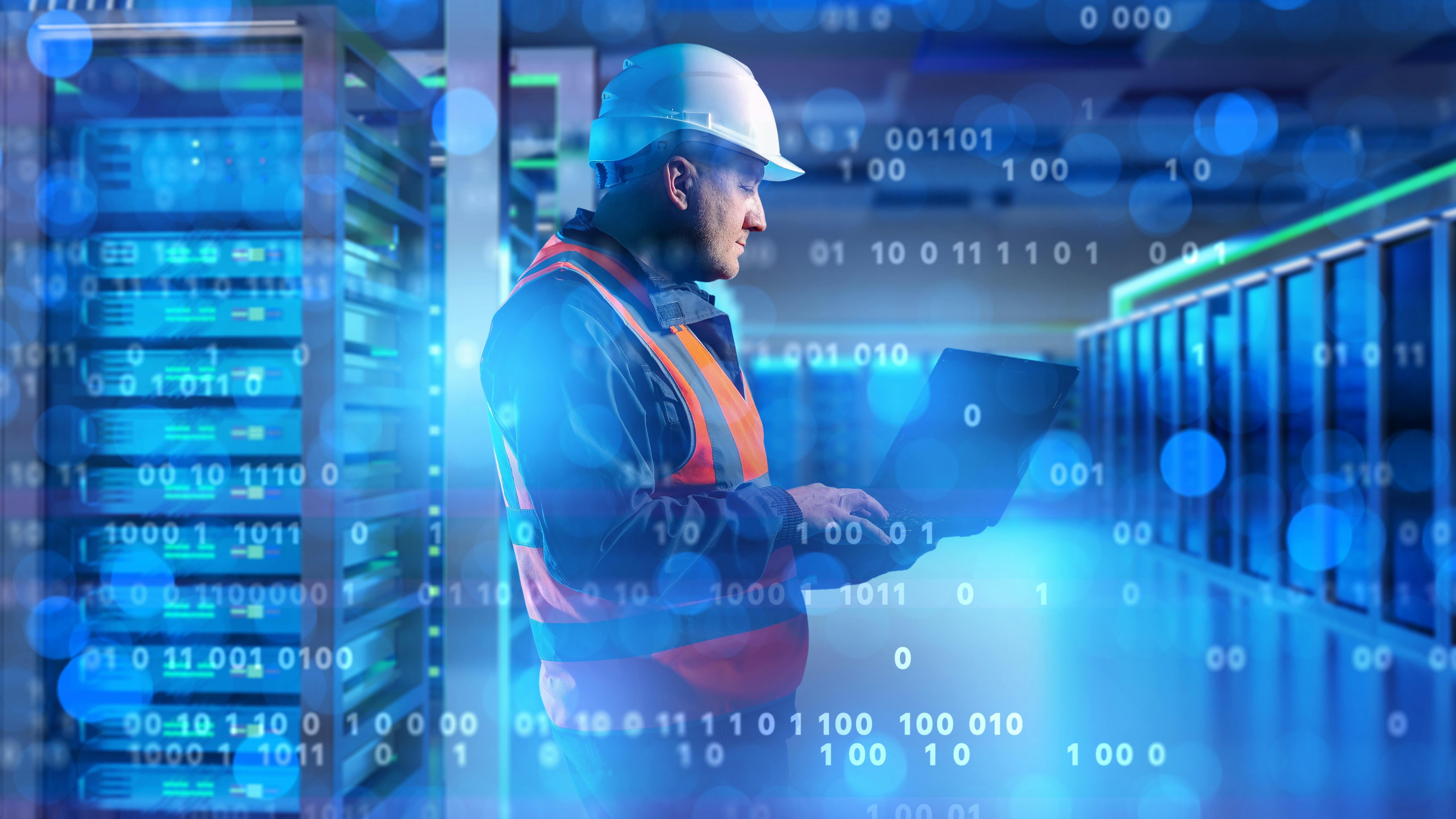 webinar_2__technicianmonitorsserverslaptopdatacent