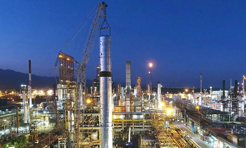 Panoramic view showing various processing installations at YPF's Luj&aacute;n de Cuyo industrial complex.